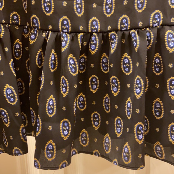 ❤️ 5/$25 - Long sleeve blouse - Sz M - Picture 3 of 5